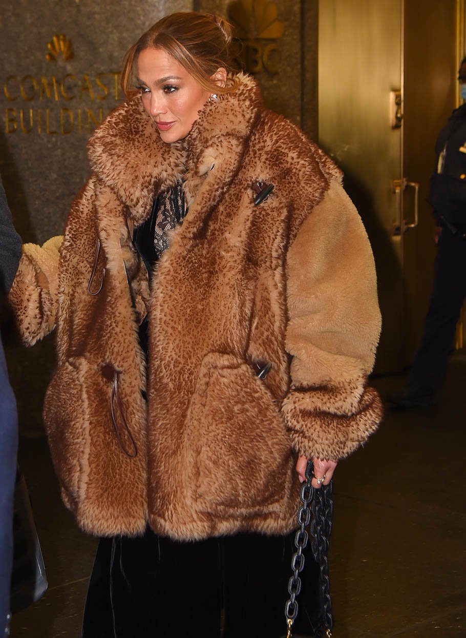 NEW YORK, NEW YORK - FEBRUARY 03: Jennifer Lopez is seen in Manhattan on February 03, 2022 in New York City. (Photo by Robert Kamau/GC Images)